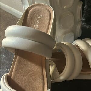 KOOLABURRA by UGG * WHITE SANDALS * BRAND NEW *